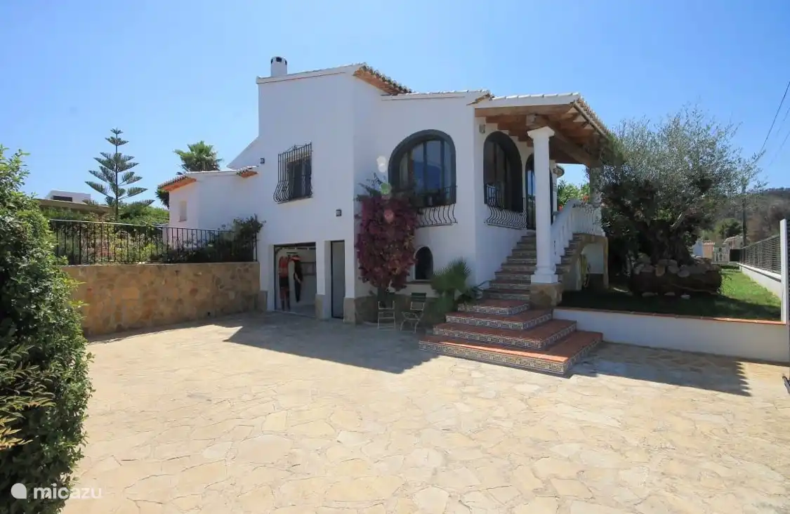 Amplio aparcamiento con garaje