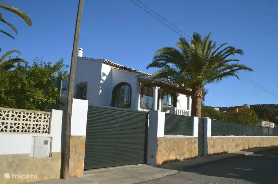 puerta automática y estacionamiento privado