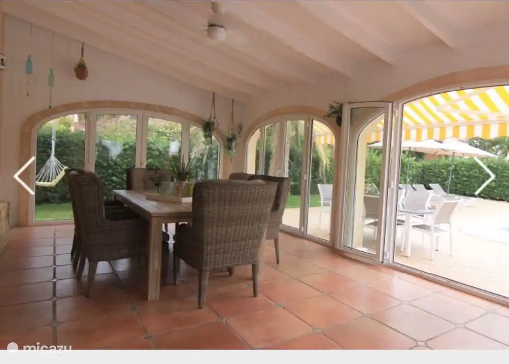 ESPACIOSO jardín de invierno en la terraza de la piscina