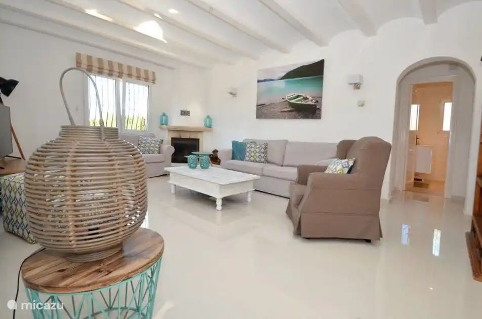 amplia sala de estar con wifi de fibra óptica ilimitado y todos los canales de cine, televisión y deportes ilimitados.