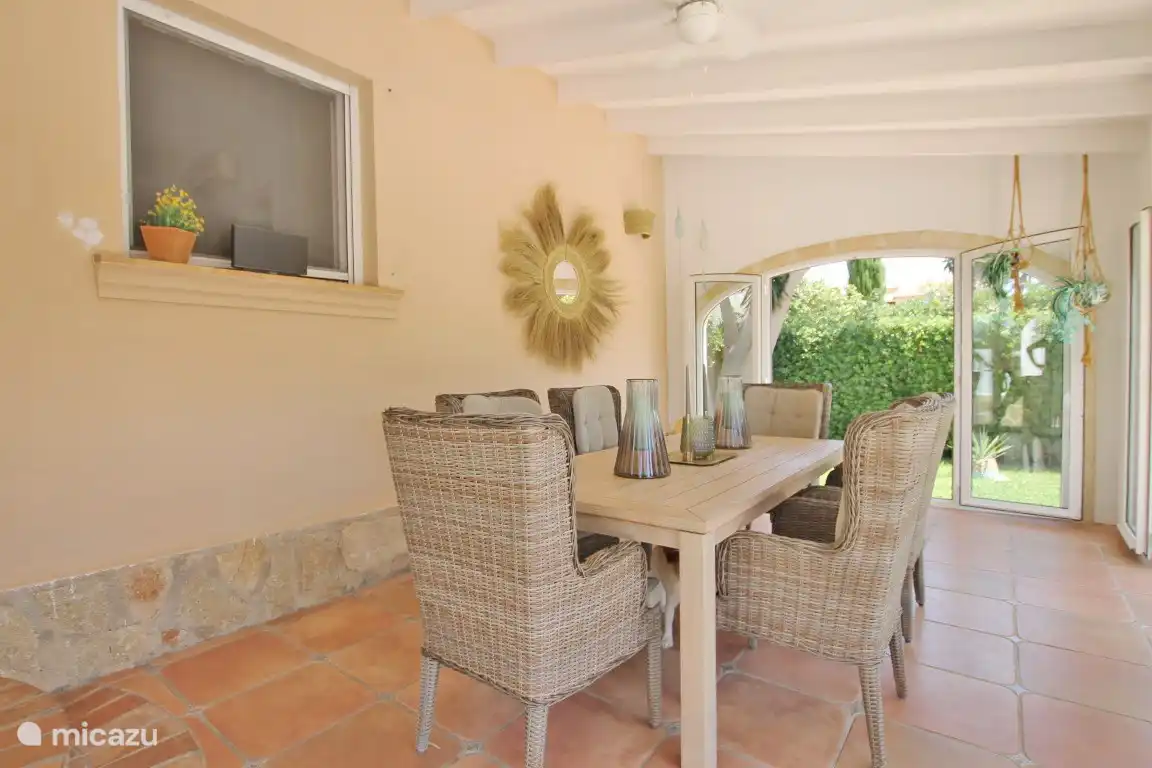 amplia terraza acristalada directamente en la piscina y terraza