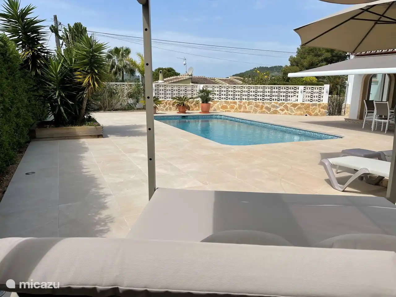 Piscina, terraza, con vistas despejadas, nuevas tumbonas y camas de Ibiza.