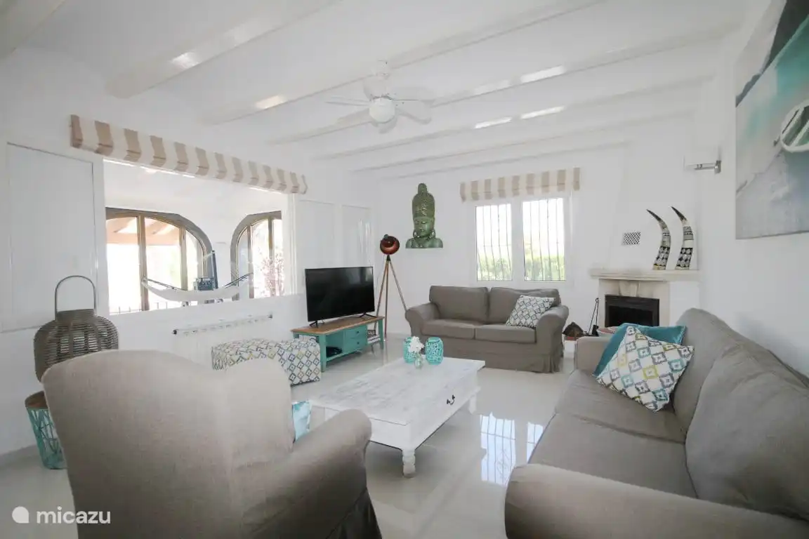 amplio salón con calefacción central y chimenea