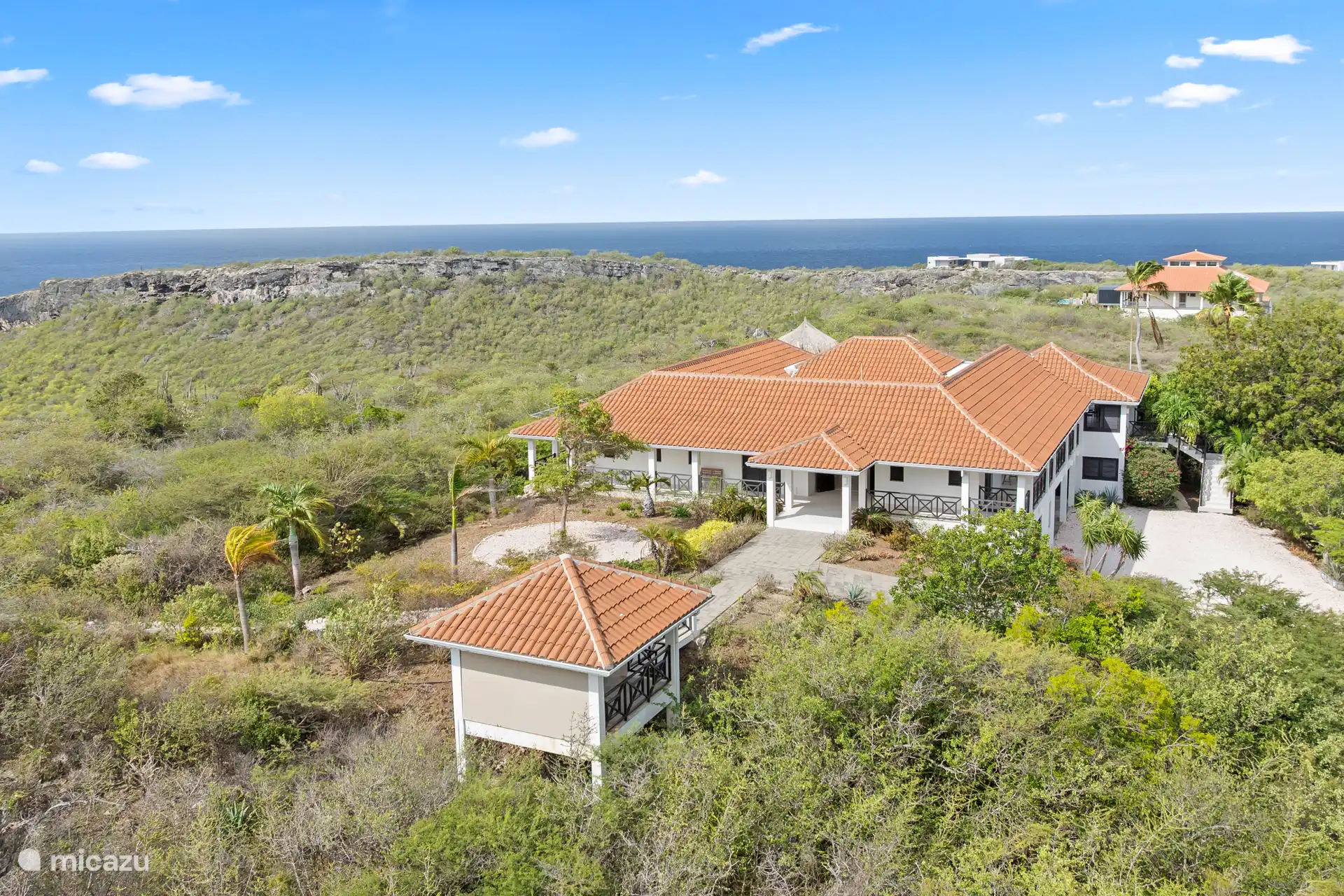 Rund um die Veranden und die Terrasse blicken Sie von allen Seiten auf das azurblaue Meer.
