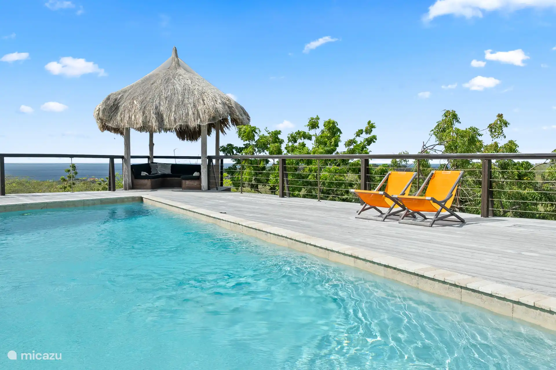 Die Palapa am Pool ist ein schöner schattiger Loungebereich, in dem Sie die Aussicht und den Sonnenuntergang mit Ihrem kühlen Getränk genießen können.