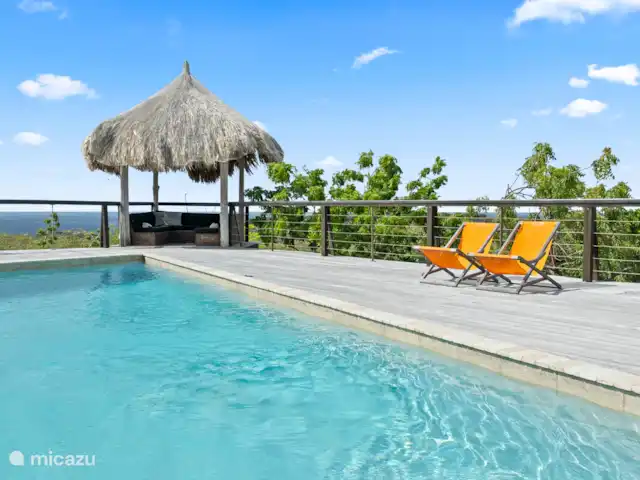 Villa Gran Vista | Curaçao, Banda Abou (ouest), Coral Estate, Rif St.Marie - villa La palapa au bord de la piscine est un joli coin salon ombragé où vous pourrez profiter de la vue et du coucher de soleil avec votre boisson fraîche.