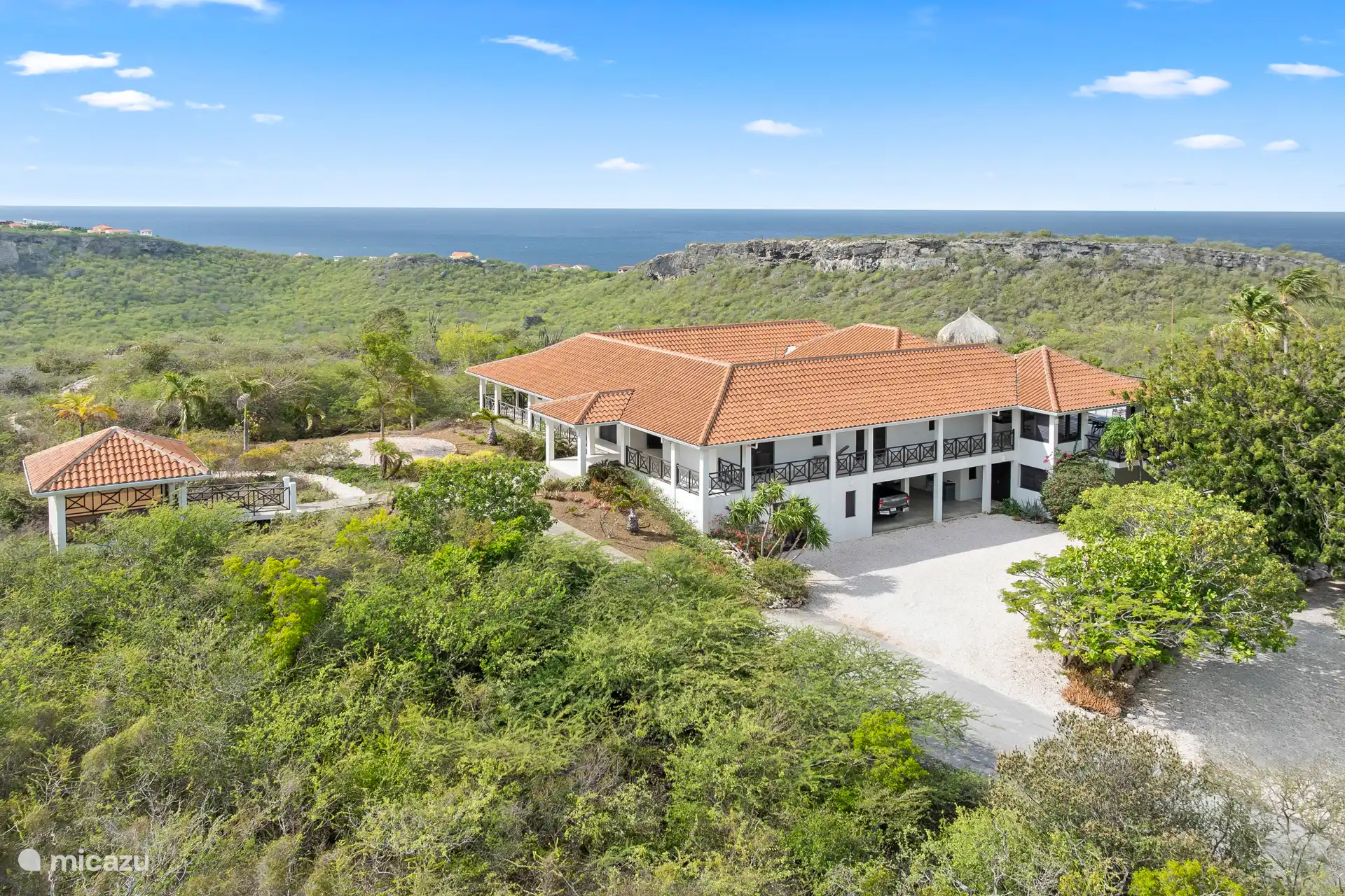 Rund um die Veranden und die Terrasse blicken Sie von allen Seiten auf das azurblaue Meer.