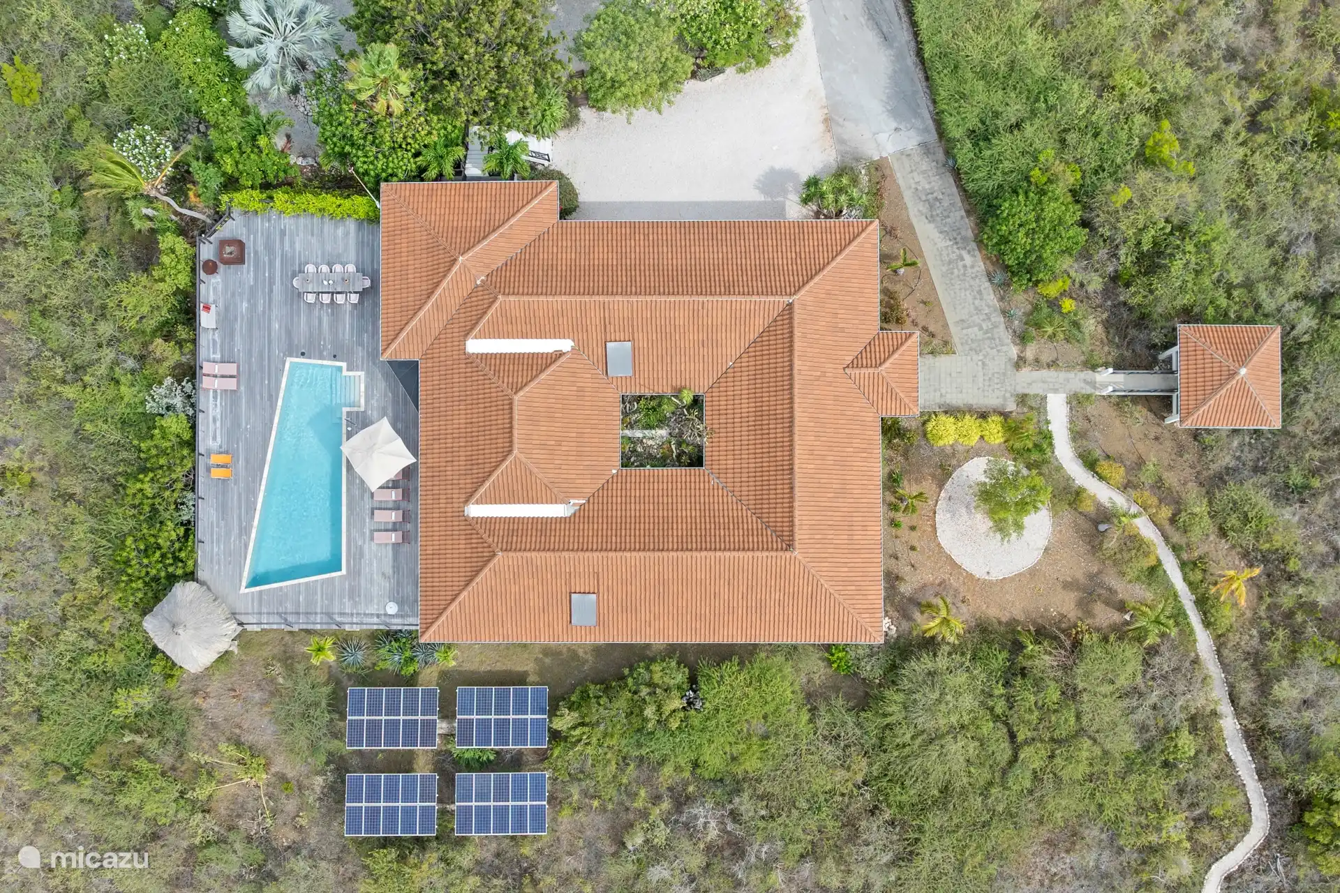 Auf der Rückseite der Villa können Sie, nachdem Sie ein kurzes Stück auf einem wunderschön angelegten Weg gelaufen sind, den gesamten Binnensee von Ihrem persönlichen Aussichtspunkt aus sehen.