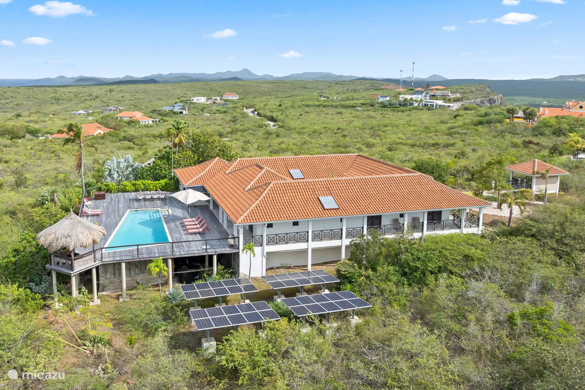 Es wurde bewusst entschieden, diese Villa so ökologisch wie möglich zu errichten. Dies geschieht unter anderem durch die Nutzung von Solarenergie, Regenwasserrecycling und den Verzicht auf Chemikalien für das Schwimmbad.