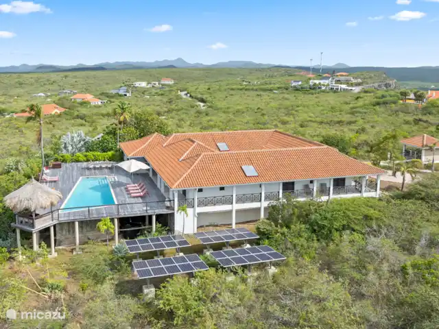 Villa Gran Vista | Curaçao, Banda Abou (ouest), Coral Estate, Rif St.Marie - villa Une décision consciente a été prise de mettre en place cette villa de la manière la plus écologique possible. Cela se fait, entre autres, en utilisant l’énergie solaire, le recyclage de l’eau de pluie et l’absence de produits chimiques pour la piscine.