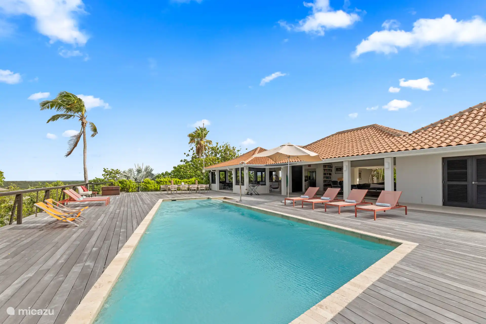 Auf der Veranda an der Vorderseite befindet sich das geräumige Pooldeck mit einem geräumigen Swimmingpool. 