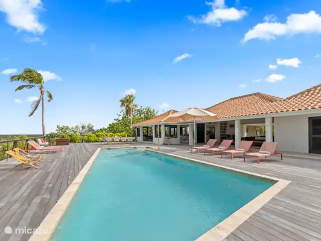 Villa Gran Vista | Curaçao, Banda Abou (ouest), Coral Estate, Rif St.Marie - villa Sur le porche à l’avant se trouve la terrasse spacieuse de la piscine avec une piscine spacieuse.