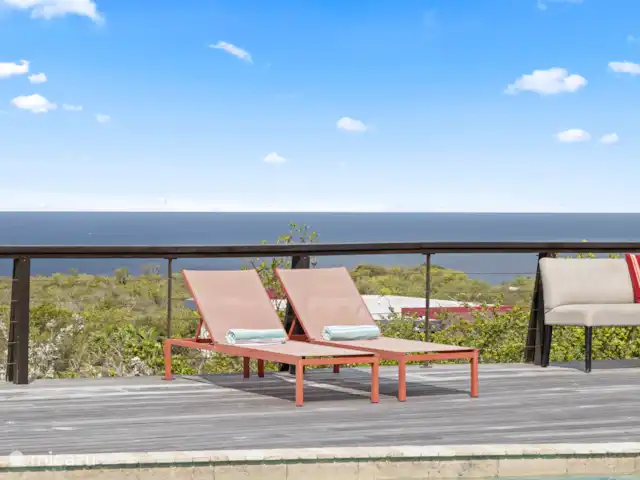 Villa Gran Vista | Curaçao, Banda Abou (ouest), Coral Estate, Rif St.Marie - villa Des transats sont disponibles au soleil et à l’ombre.