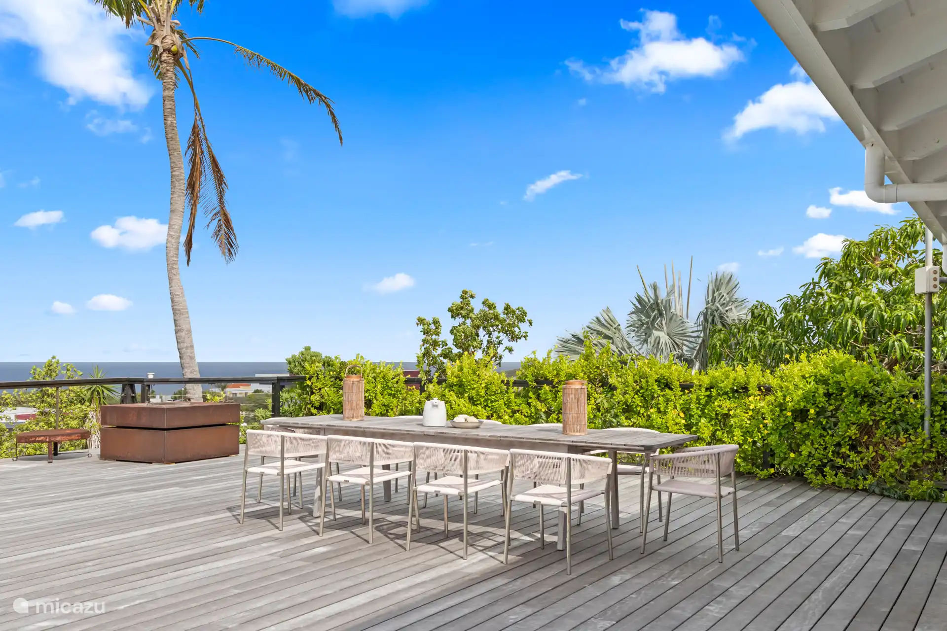 Essen im Freien mit der untergehenden Sonne im Hintergrund.