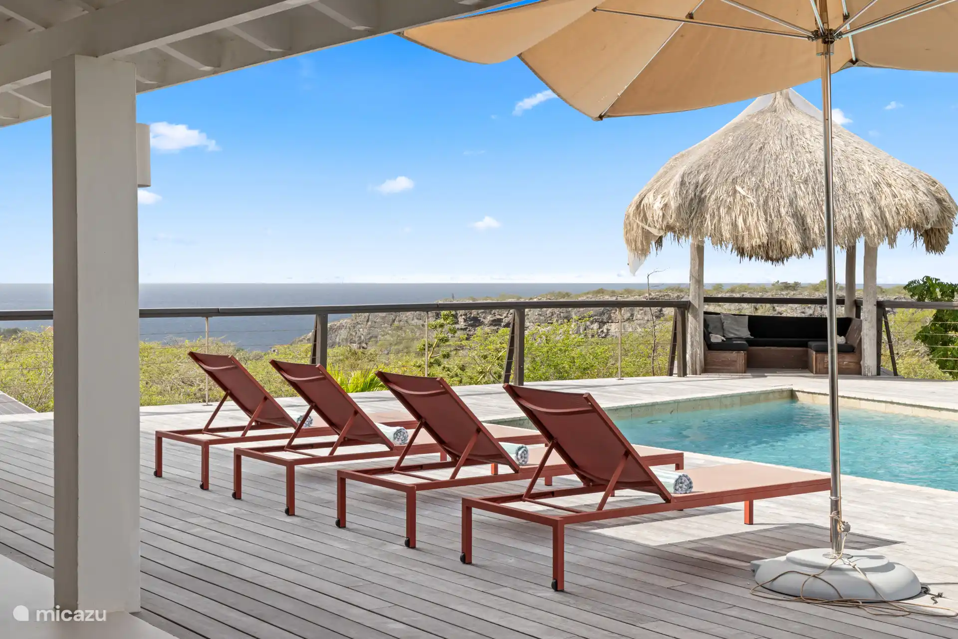 Entspannen Sie sich an einem privaten Pool mit herrlicher Aussicht.