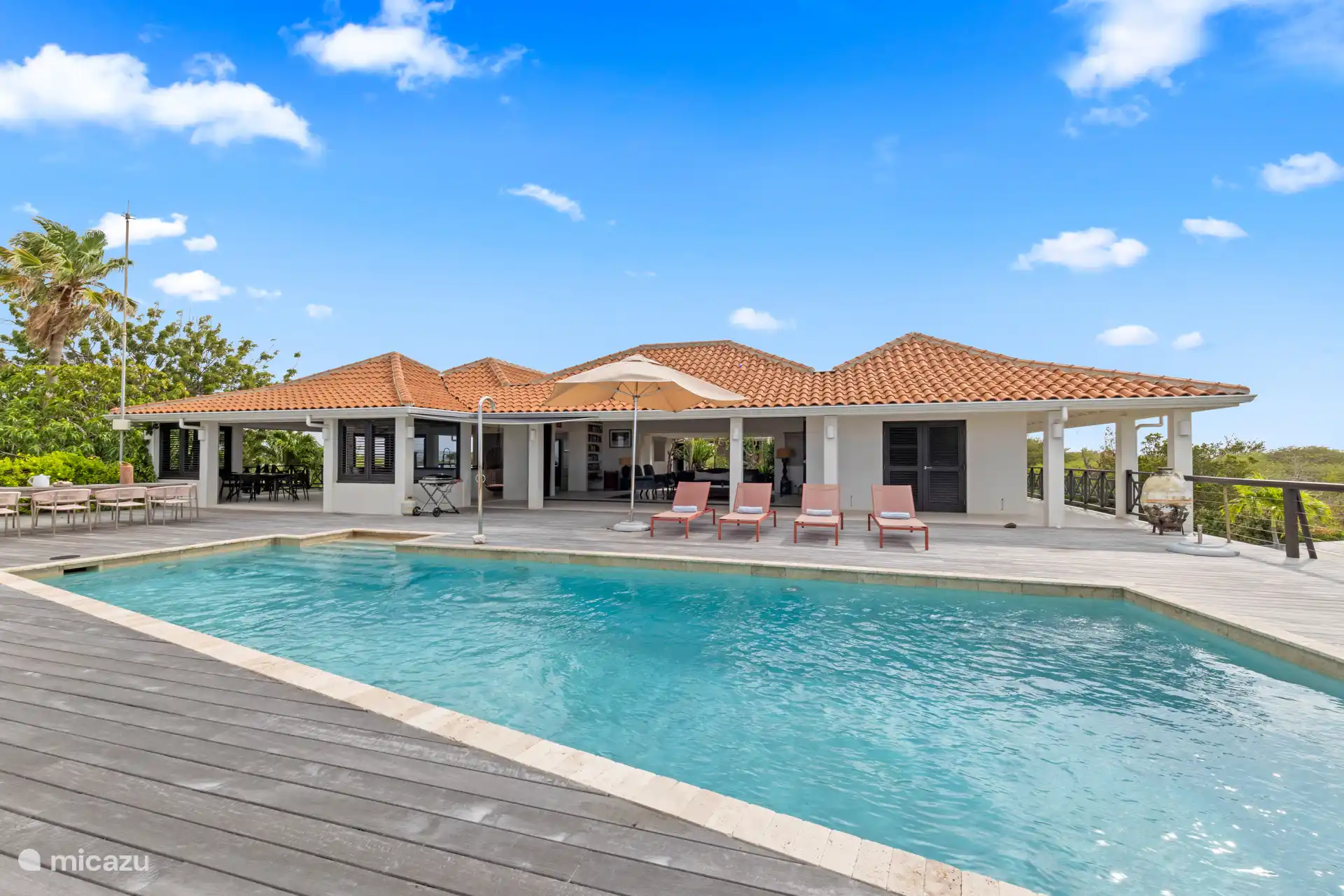 Dies ist ein schöner Ort, an dem Sie essen, grillen und entspannen können.