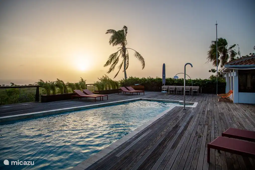 Beobachten Sie den Sonnenuntergang von Ihrem eigenen Pooldeck aus.