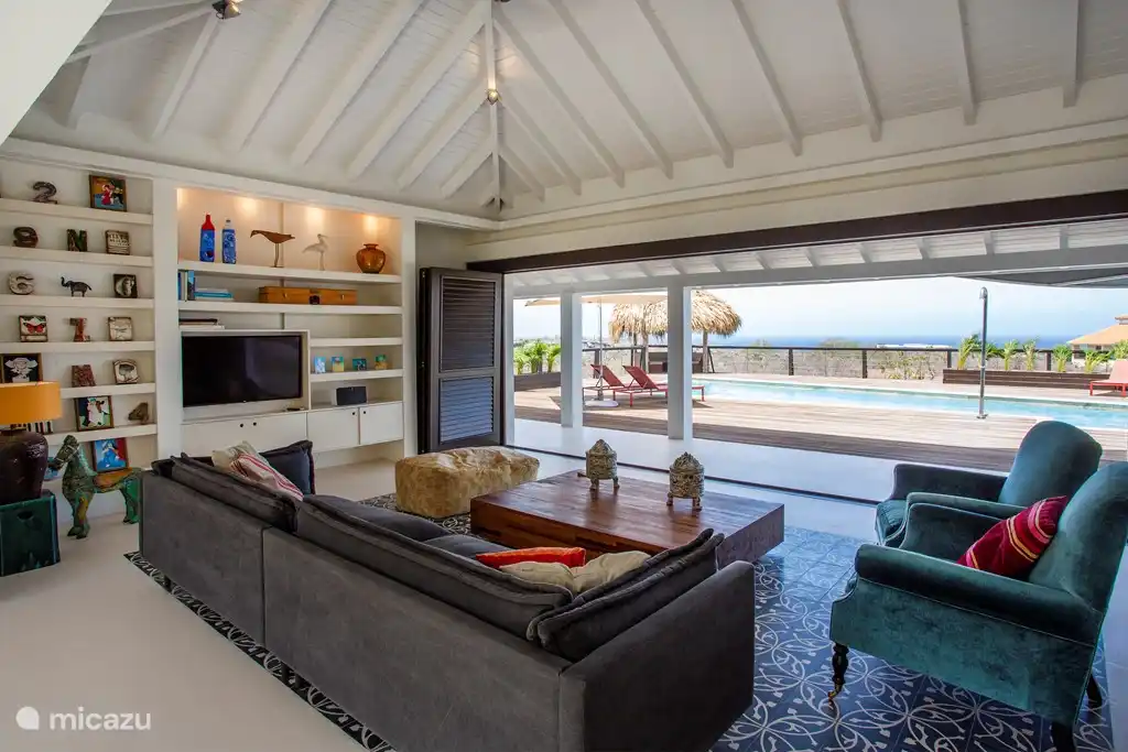 Wohnzimmer mit Sonos Soundsystem für drinnen und draußen.