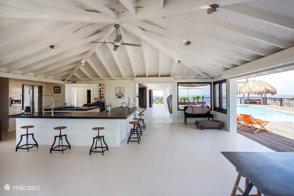 Übersichtsbild der Küche und Blick ins Wohnzimmer.