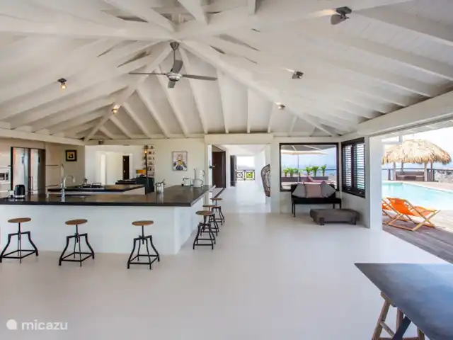 Villa Gran Vista | Curaçao, Banda Abou (ouest), Coral Estate, Rif St.Marie - villa Photo d'ensemble de la cuisine et vue sur le salon.