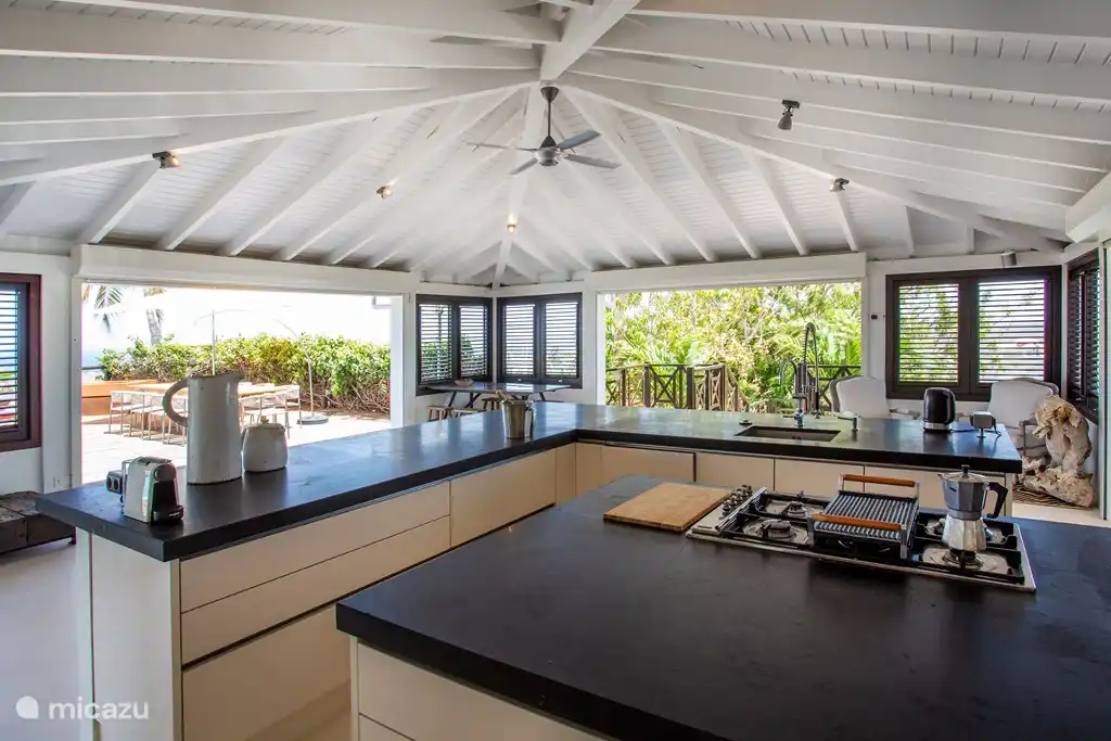 Kochinsel mit 5 Flammen Gasherd, Elektroherd, Geschirrspüler und allen Küchenutensilien.