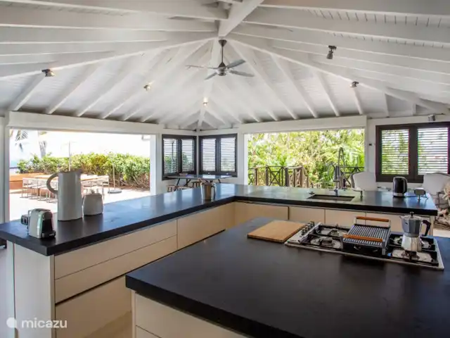 Villa Gran Vista | Curaçao, Banda Abou (ouest), Coral Estate, Rif St.Marie - villa Îlot de cuisine avec cuisinière 5 feux, four électrique, lave-vaisselle et tous les ustensiles de cuisine.