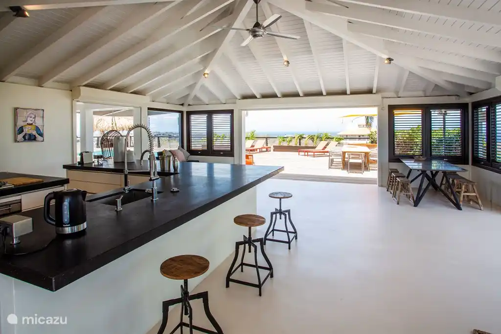 Blick auf die Küche auf die Terrasse und den Pool.