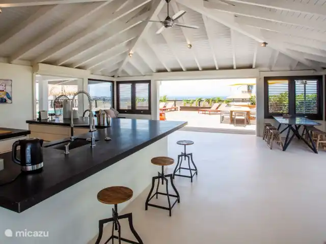 Villa Gran Vista | Curaçao, Banda Abou (ouest), Coral Estate, Rif St.Marie - villa Cuisine vue sur la terrasse et la piscine.