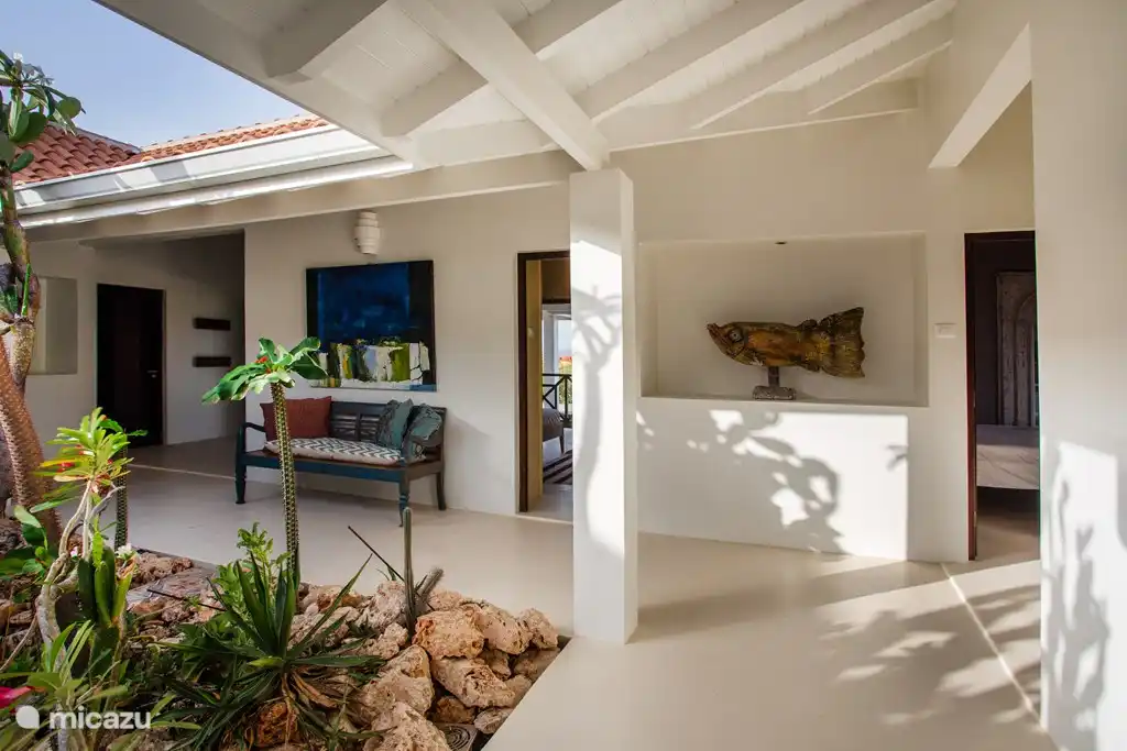 Innenhof Richtung Schlafzimmer 3 und 4