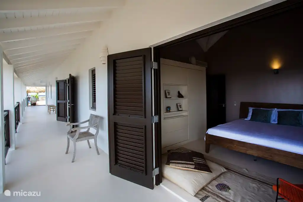 Schlafzimmer 3 von der Veranda aus gesehen.