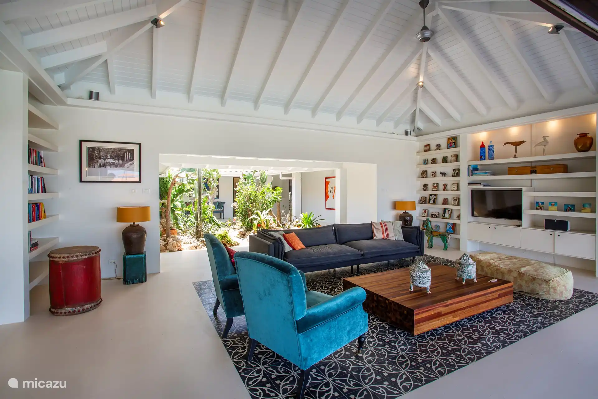 Wohnzimmer mit TV und Soundsystem.