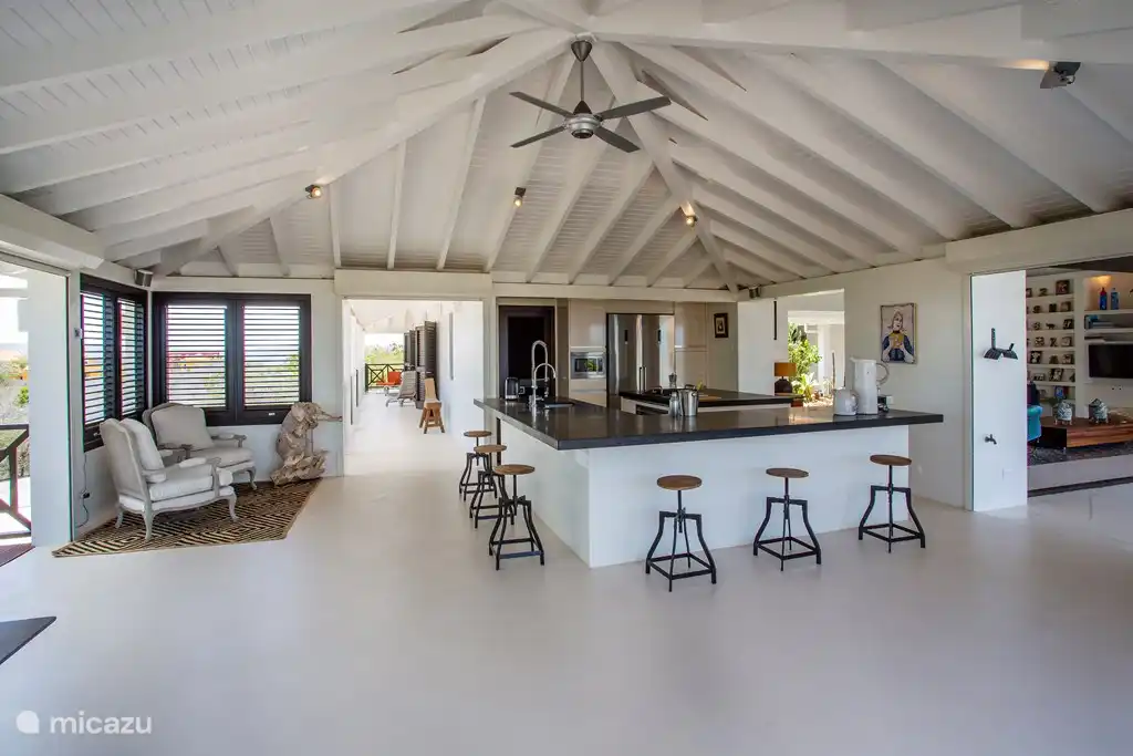 Küche mit einer großen Kücheninsel und Bar.