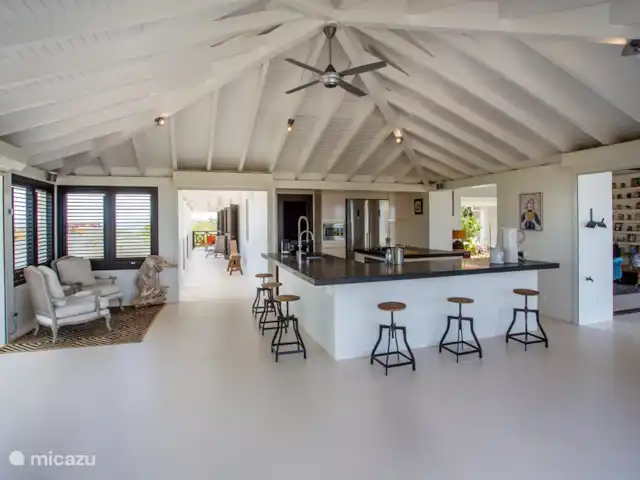 Villa Gran Vista | Curaçao, Banda Abou (ouest), Coral Estate, Rif St.Marie - villa Cuisine avec un grand îlot de cuisson et un bar.