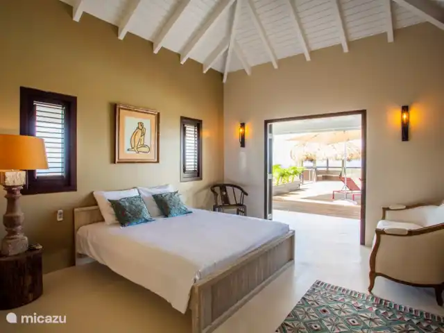 Villa Gran Vista | Curaçao, Banda Abou (ouest), Coral Estate, Rif St.Marie - villa Chambre des maîtres avec porte patio donnant sur la terrasse, walk-in et salle de bain privée.