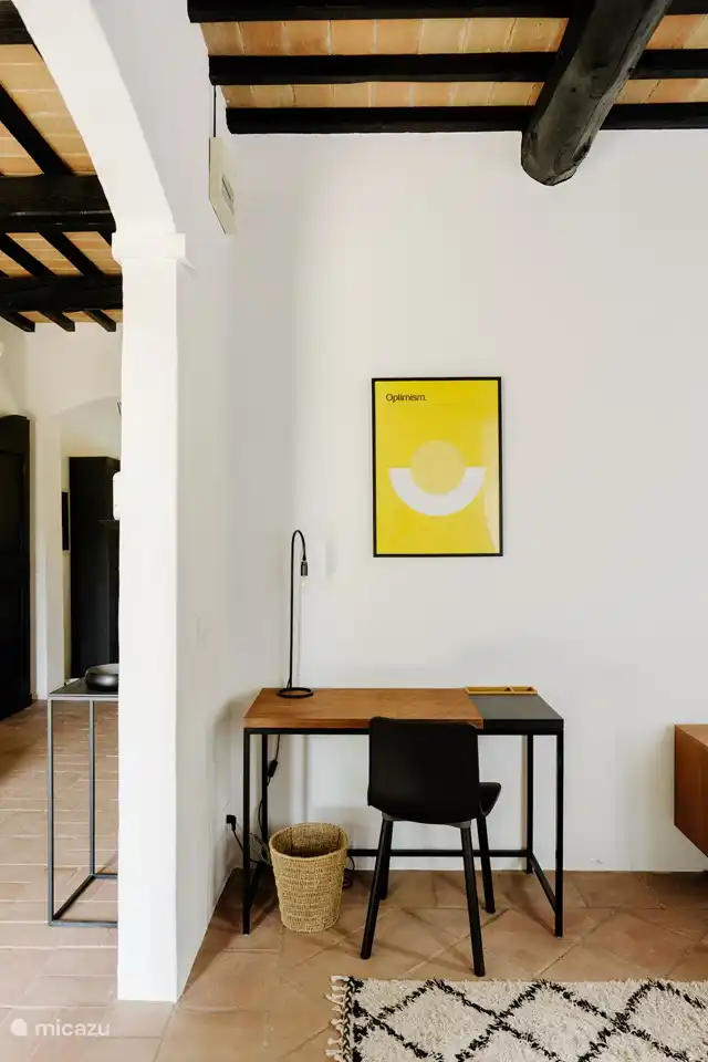 Schreibtisch im Fernsehzimmer