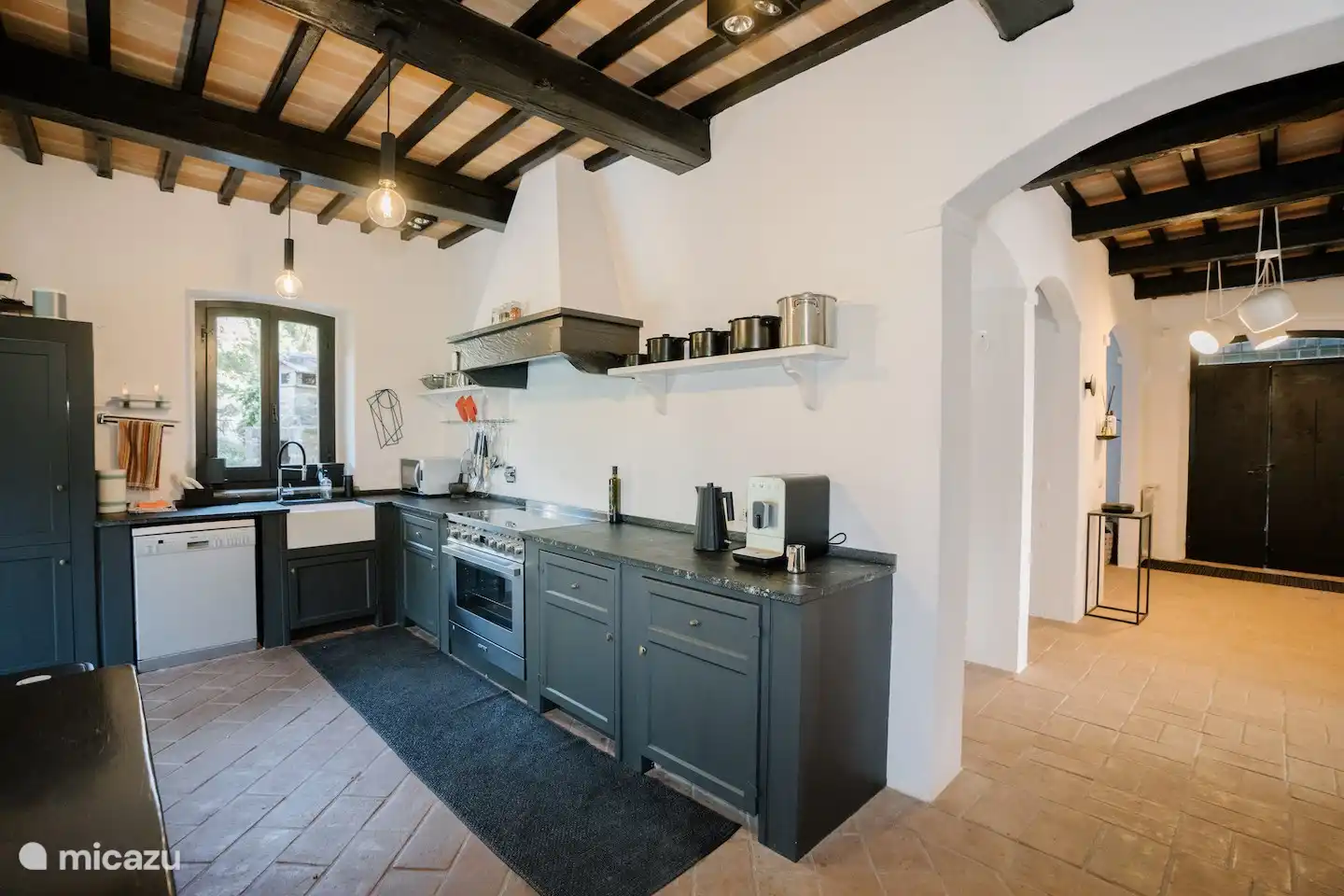 Voll ausgestattete Küche