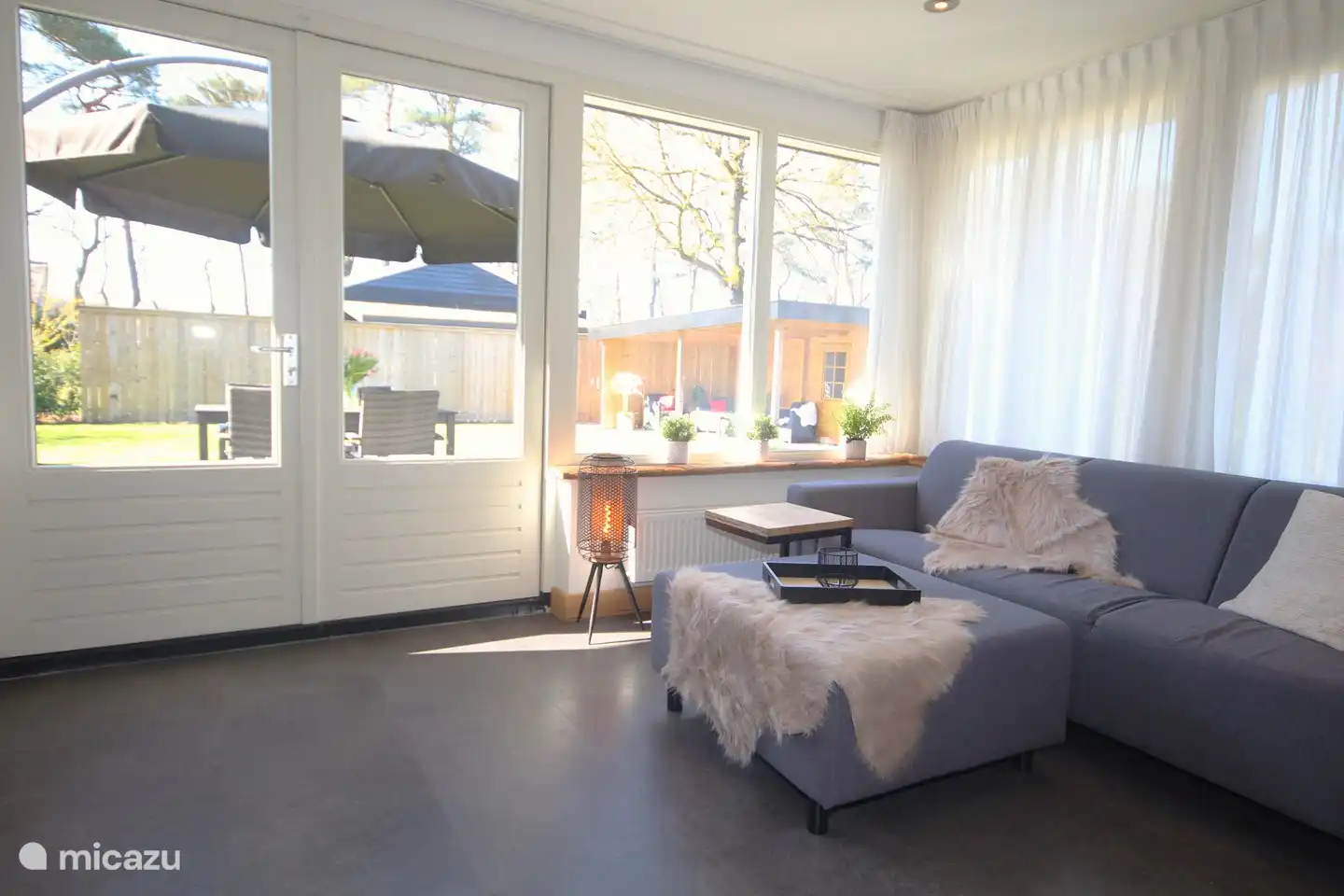 Depuis le salon, vous avez une belle vue sur le grand jardin.