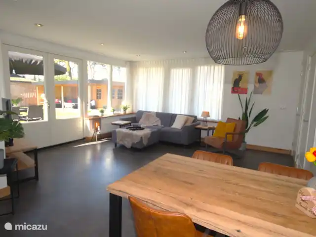 Bungalow Bavelds Home incl. Airco huren in Nederland, Overijssel, Denekamp - bungalow Woonkamer/eettafel.