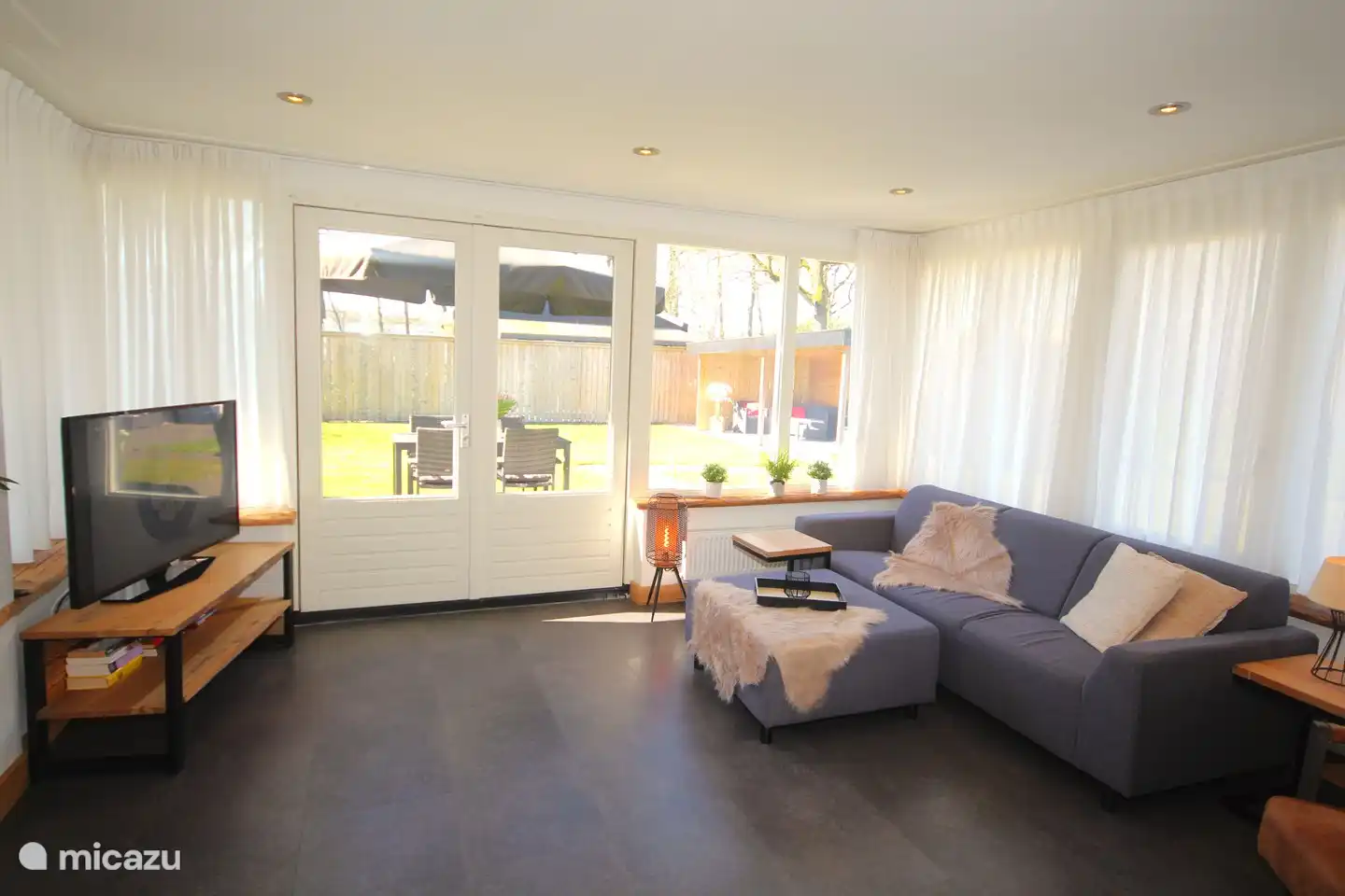 Portes françaises à la terrasse.