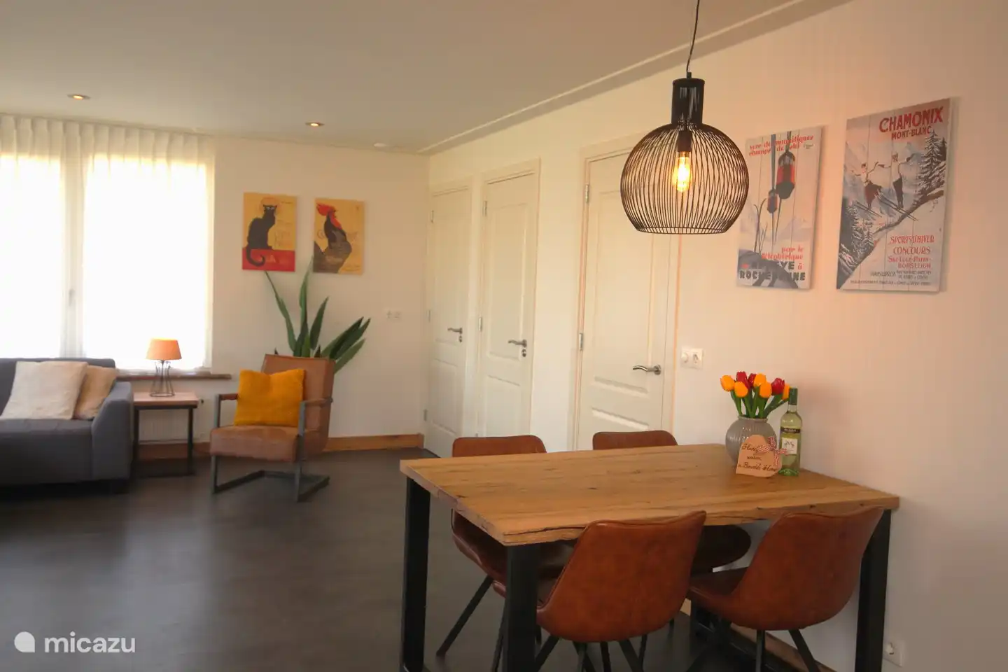 Table à manger confortable pour 4 personnes.