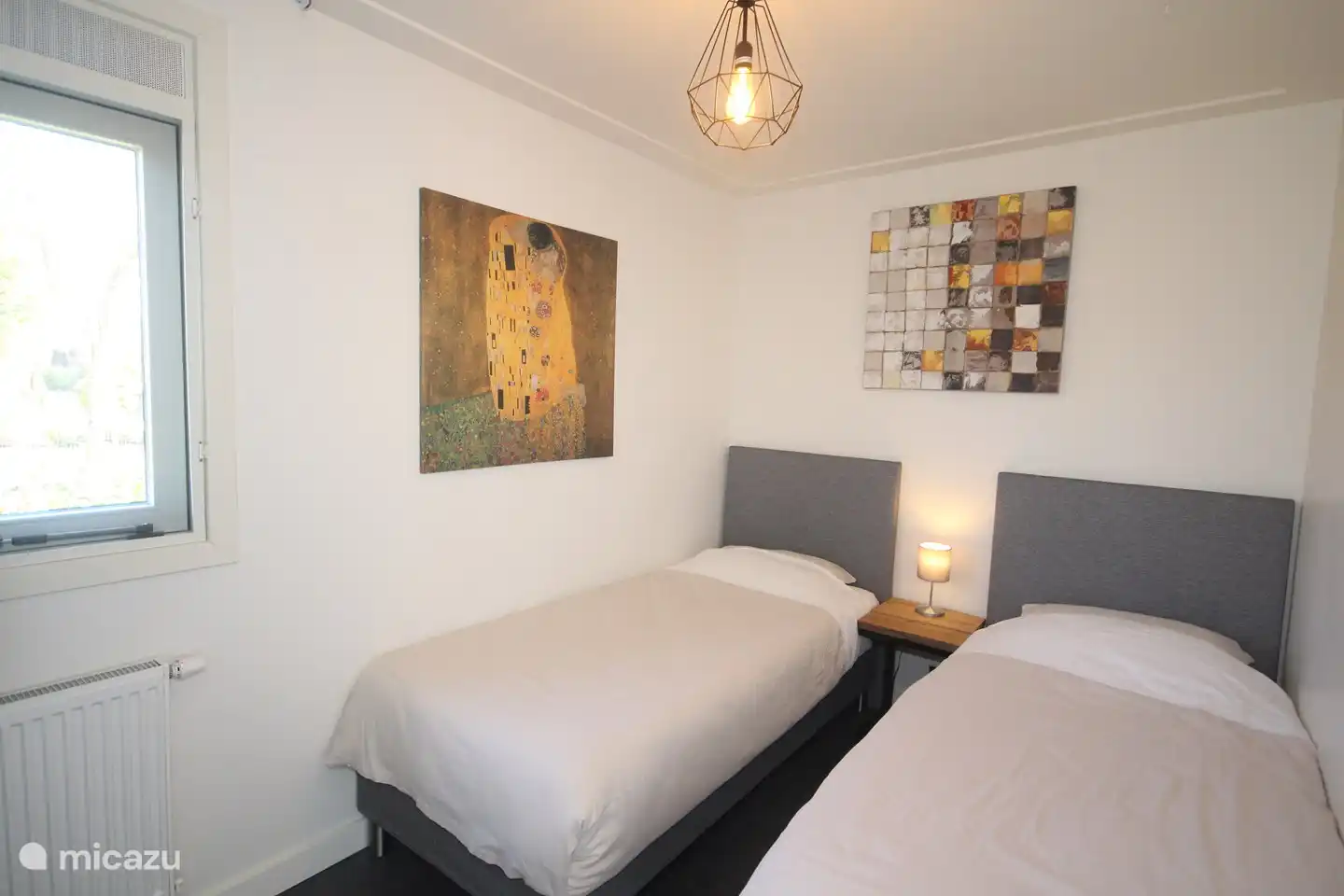 Deuxième chambre avec 2 sommiers simples (également utilisables comme sommier double).