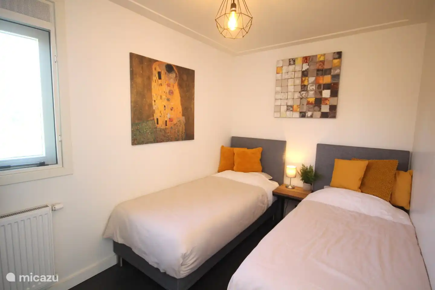 La deuxième chambre a également une armoire.