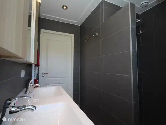 Bungalow Bavelds Home incl. Airco huren in Nederland, Overijssel, Denekamp - bungalow Royale badkamer met vloerverwarming en handdoekdroger.