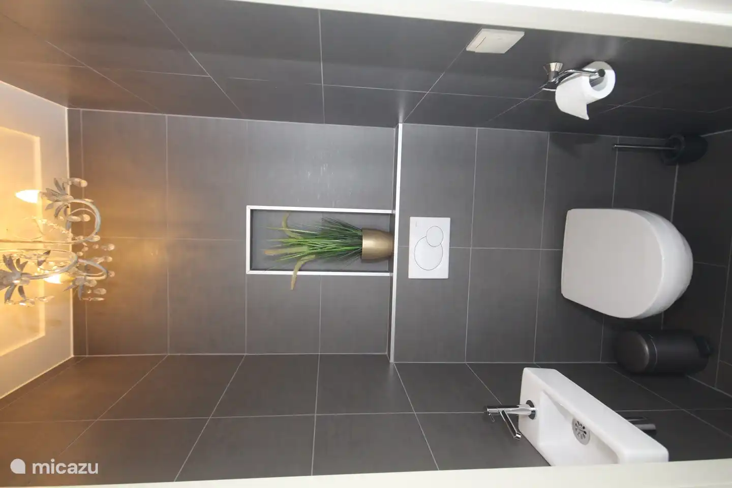 WC séparé avec fontaine.