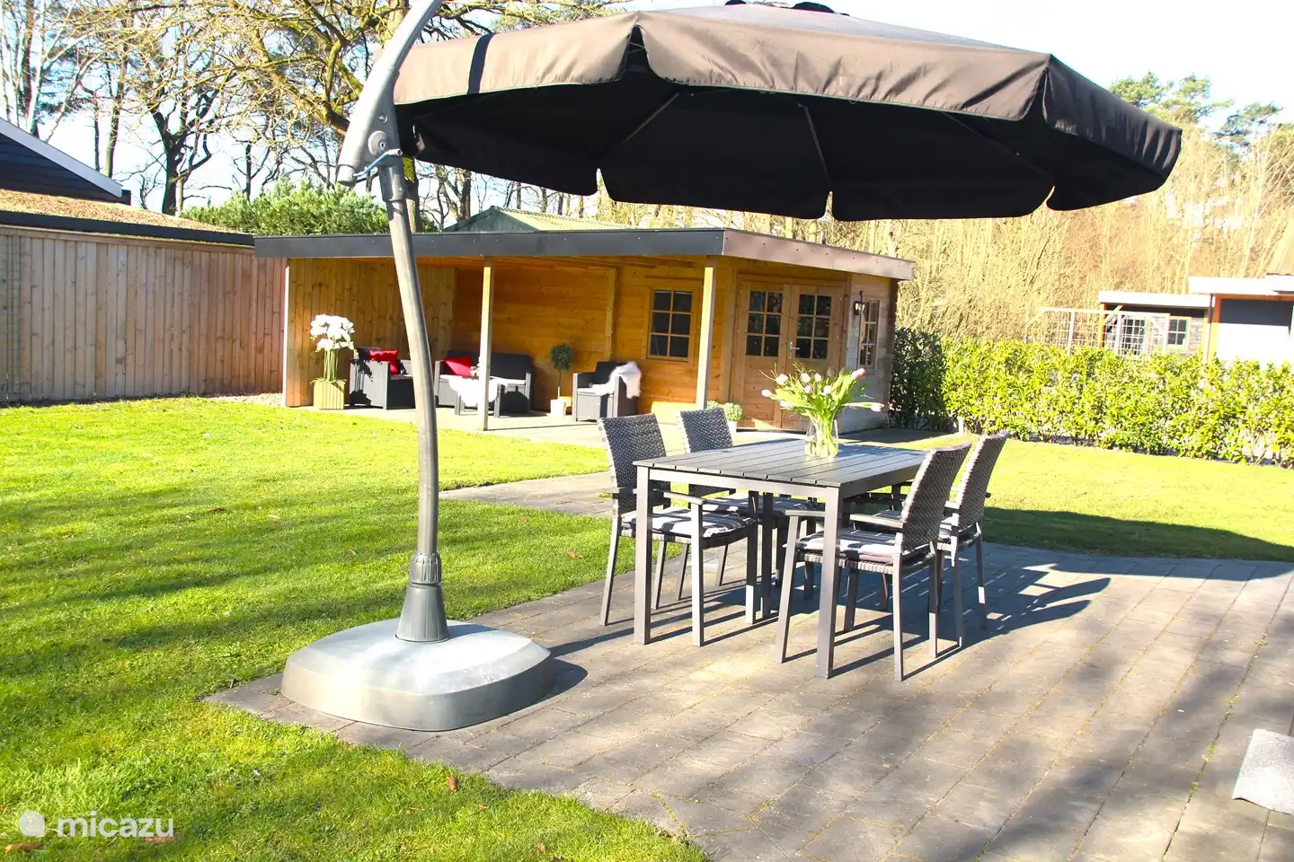 Plusieurs terrasses dans le jardin.