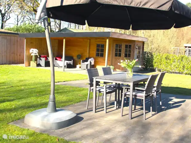 Bungalow Bavelds Home incl. Airco huren in Nederland, Overijssel, Denekamp - bungalow Meerdere terrassen in de tuin.