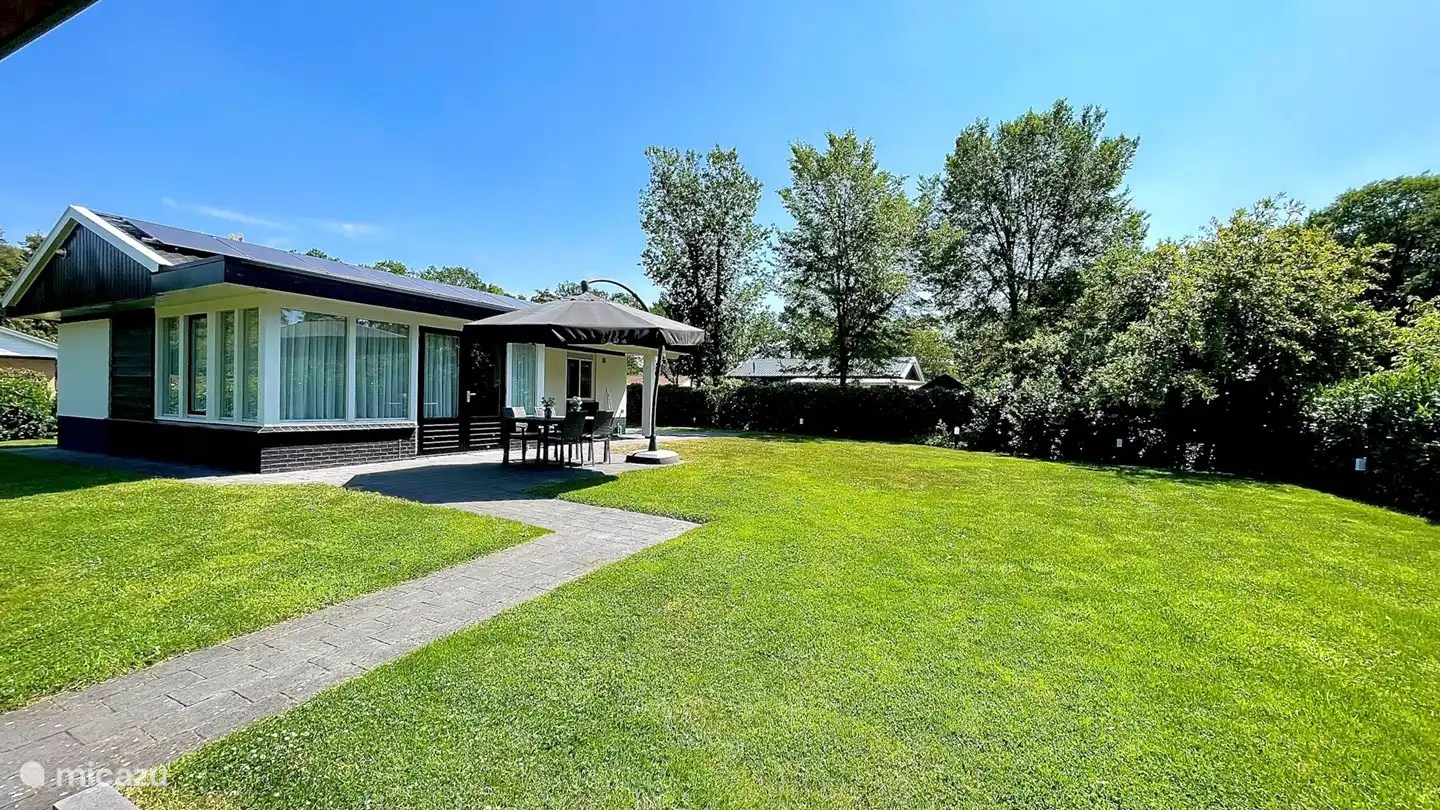 Le bungalow dispose d'un jardin clos de 700 m².