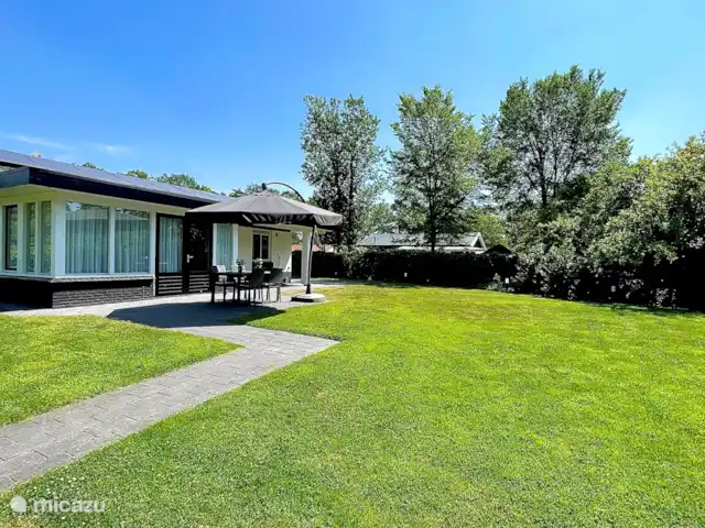 Bungalow Bavelds Home incl. Airco huren in Nederland, Overijssel, Denekamp - bungalow Heerlijk buiten eten op het terras.