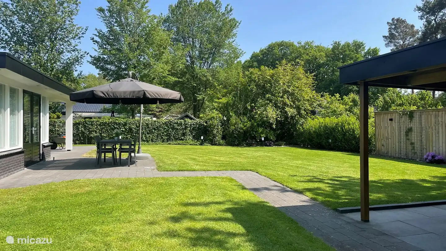 Calme et intimité dans le grand jardin clos.