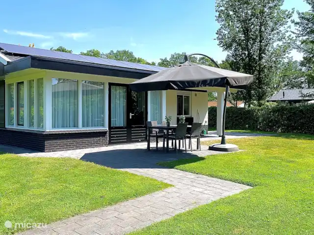 Bungalow Bavelds Home incl. Airco huren in Nederland, Overijssel, Denekamp - bungalow Terrastafel en -stoelen met zwevende parasol.